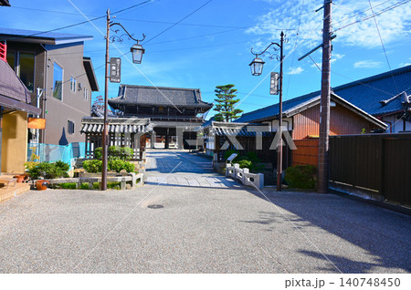 一身田　専修寺　山門　釘貫門と石橋　津市 140748450