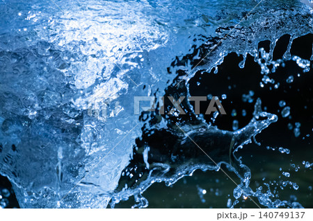 噴き上がる水と水しぶき 噴き上がる水と水しぶき 140749137