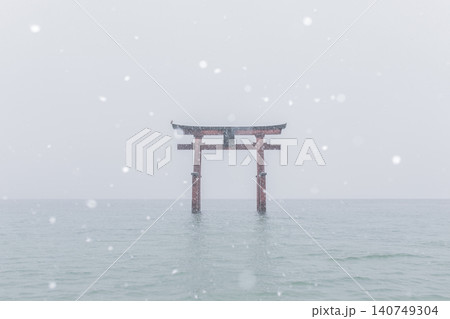 雪の降る琵琶湖に佇む白髭神社の鳥居 140749304