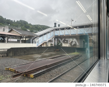 電車内から見た駅のホーム風景 電車内から見た駅のホーム風景 140749371