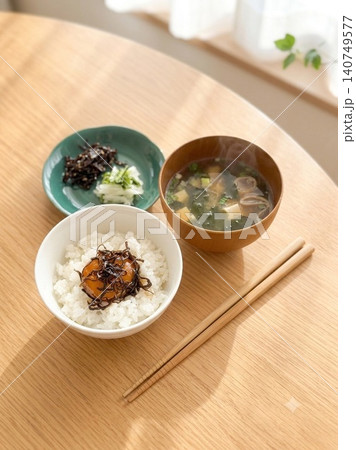 自然光が差し込む木製テーブルの上の日本の伝統的な朝食 一汁一菜 自然光が差し込む木製テーブルの上の日本の伝統的な朝食 一汁一菜 140749577