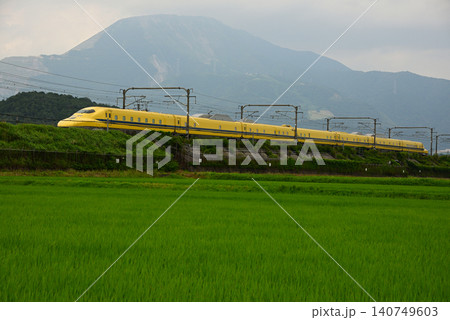 伊吹山を望む田園地帯を走るドクターイエロー 伊吹山を望む田園地帯を走るドクターイエロー 140749603