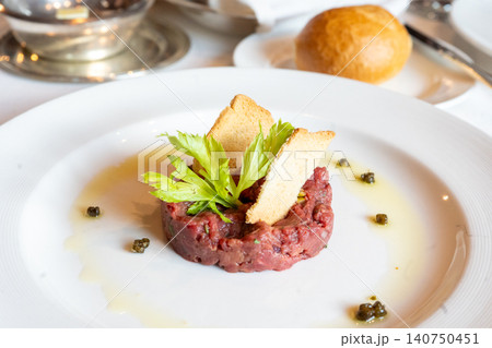 レストランのコース料理で提供された上品な肉のタルタル仕立て レストランのコース料理で提供された上品な肉のタルタル仕立て 140750451