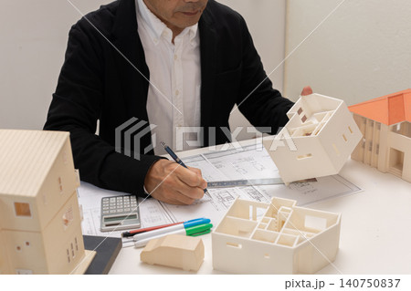 住宅を設計する建築士 住宅を設計する建築士 140750837