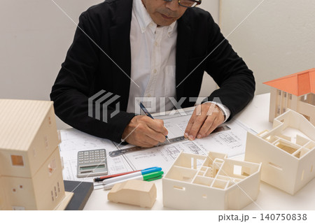 住宅を設計する建築士 住宅を設計する建築士 140750838