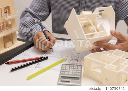 住宅を設計する建築士 住宅を設計する建築士 140750841
