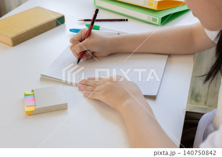 試験勉強をしている学生の手 140750842