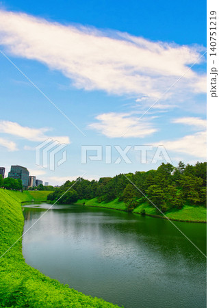 東京　皇居周辺　桜田濠とホテルや放送局など都市風景 140751219