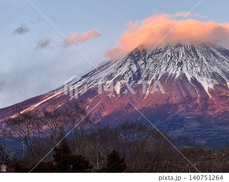 夕日に染まる富士山 黄金色に輝く富士山 夕日に染まる富士山 黄金色に輝く富士山 140751264