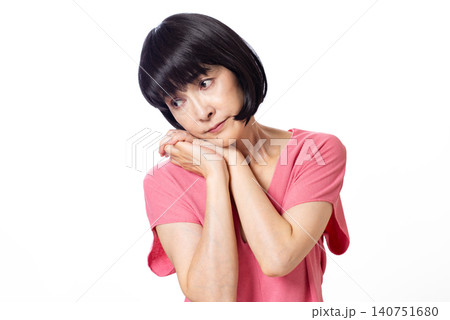 思い悩むピンク色の半袖にっとを着たボブヘアーの中年女性 140751680