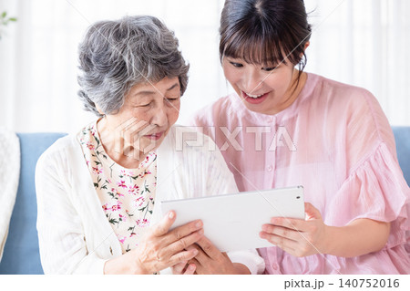 タブレットを見るシニア タブレットを見るシニア 140752016
