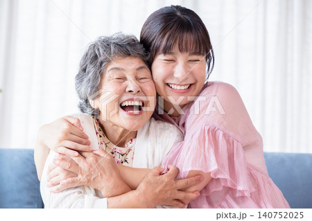 おばあちゃんと孫 おばあちゃんと孫 140752025
