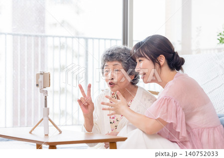 ビデオ通話をするシニアと若い女性 140752033