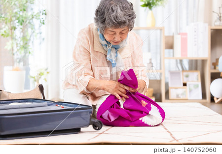 旅行に出かける準備をするシニア女性 140752060