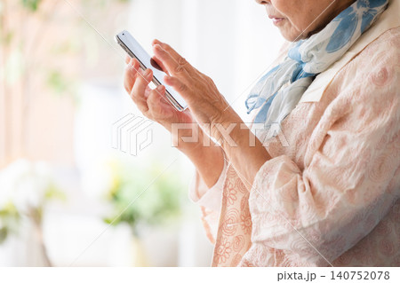 不審な電話に出るシニア女性 不審な電話に出るシニア女性 140752078
