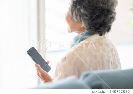 スマートフォンを操作するシニア女性 140752080