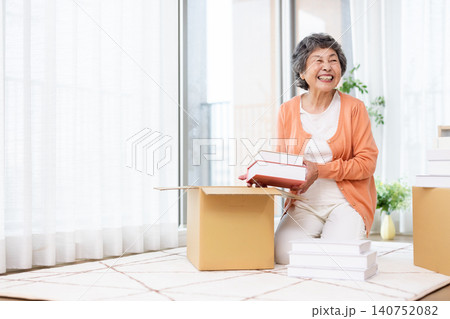 部屋の片付け、生前整理をする高齢女性 部屋の片付け、生前整理をする高齢女性 140752082