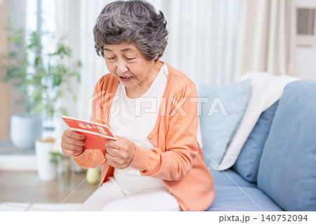 通帳を見るシニア女性 140752094