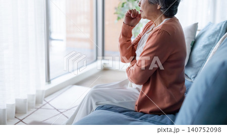 ソファに座って考え込むシニア女性 ソファに座って考え込むシニア女性 140752098