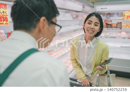 スーパーの精肉売り場で満面の笑みで店員に話す女性客 スーパーの精肉売り場で満面の笑みで店員に話す女性客 140752259