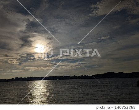 水面に夕日が反射する美しい海のサンセット風景 水面に夕日が反射する美しい海のサンセット風景 140752769