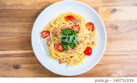 ツナとミニトマトの冷製パスタ 大葉を添えた夏向けメニュー ツナとミニトマトの冷製パスタ 大葉を添えた夏向けメニュー 140752839