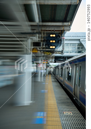 静止する電車とホーム 静止する電車とホーム 140752993