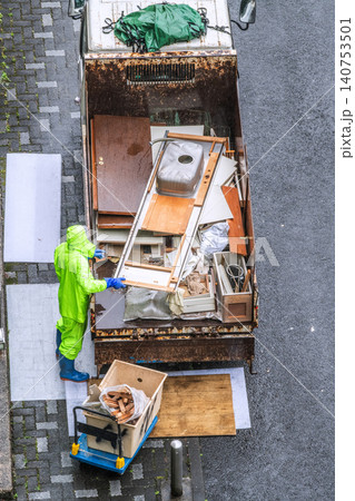 日本の横浜都市景観マンションリフォーム。運び出された廃材が次々にトラックに積み込まれる=横浜市内 日本の横浜都市景観マンションリフォーム。運び出された廃材が次々にトラックに積み込まれる=横浜市内 140753501