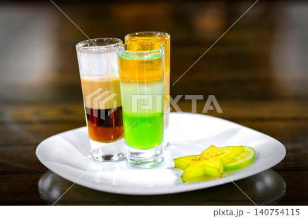 Glasses of cocktails on bar background 140754115
