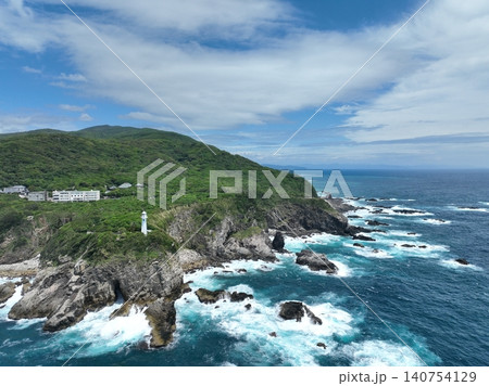 初夏の足摺岬と白亜の灯台を望む空撮風景　高知県土佐清水市 140754129