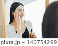 鏡越しのビューティーイメージ　 140754299