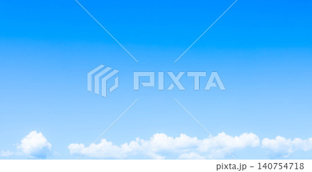 澄んだ空気の青空と白い雲のシンプルな風景 澄んだ空気の青空と白い雲のシンプルな風景 140754718