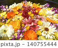 水に浮かぶ色とりどりの花 140755444