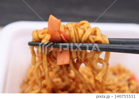 インスタント焼きそばを食べる インスタント焼きそばを食べる 140755531