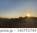 ビーチから見た海に沈む夕日 140755749