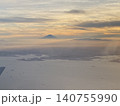 飛行機から見た夕焼けの富士山 140755990