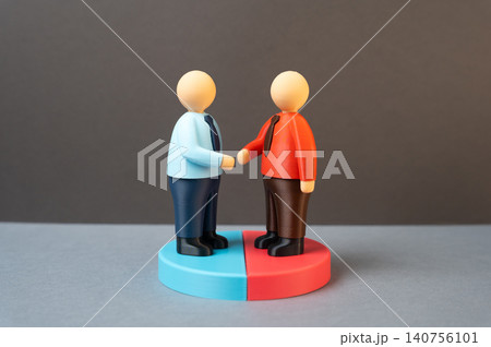 Partners agree on a fair division of responsibilities and profits. Business partnership. Cooperation. 140756101