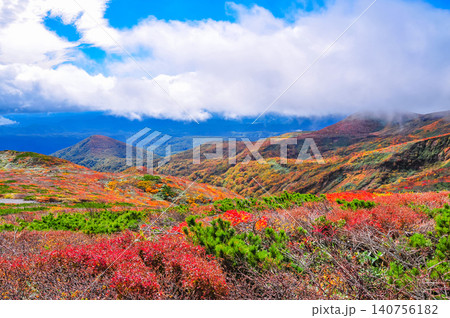秋の曇天 紅葉最盛期の栗駒山・登山道から望む美しい紅葉と眼下に広がる雲海風景 秋の曇天 紅葉最盛期の栗駒山・登山道から望む美しい紅葉と眼下に広がる雲海風景 140756182