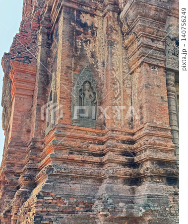 ロリュオス遺跡群のロレイ寺院、阿修羅像のレリーフとレンガの壁、2026年1月 ロリュオス遺跡群のロレイ寺院、阿修羅像のレリーフとレンガの壁、2026年1月 140756249