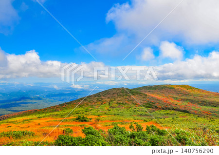 秋の曇天 紅葉最盛期の栗駒山・登山道から振り返り眼下に一望する美しい紅葉と広大な雲海風景 秋の曇天 紅葉最盛期の栗駒山・登山道から振り返り眼下に一望する美しい紅葉と広大な雲海風景 140756290