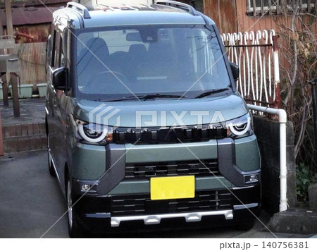 駐車場に停車する軽自動車 駐車場に停車する軽自動車 140756381