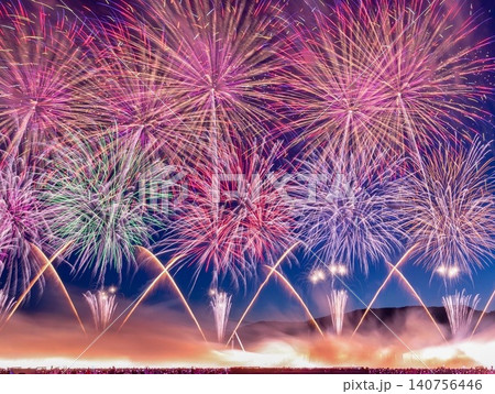 夜空に打ち上がる花火 140756446