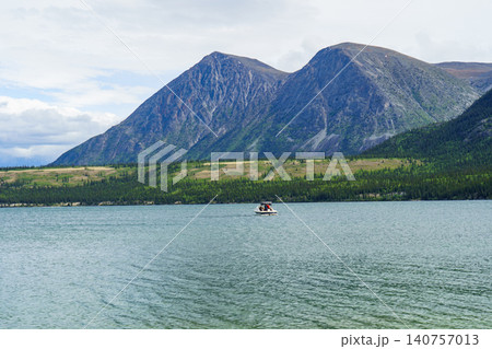 カナダユーコン準州 クサワ湖とタキーニ川に浮かぶボートと雄大な自然風景 観光素材 カナダユーコン準州 クサワ湖とタキーニ川に浮かぶボートと雄大な自然風景 観光素材 140757013