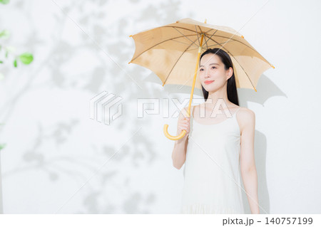 日傘を差す女性 日傘を差す女性 140757199