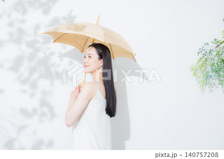 日傘を差す女性 日傘を差す女性 140757208