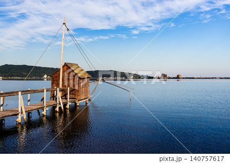 穏やかな朝の東郷湖の風景 穏やかな朝の東郷湖の風景 140757617