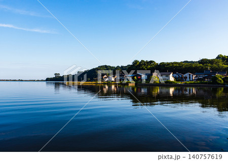 穏やかな朝の東郷湖の風景 穏やかな朝の東郷湖の風景 140757619