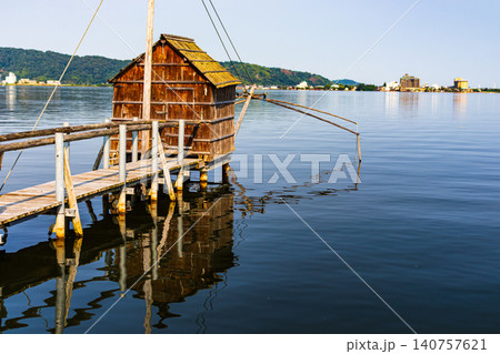 穏やかな朝の東郷湖の風景 穏やかな朝の東郷湖の風景 140757621