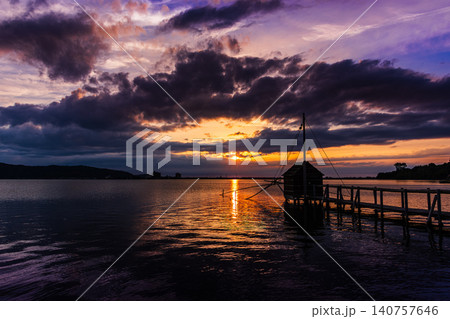 夕焼けに染まる穏やかな東郷湖の夕景 夕焼けに染まる穏やかな東郷湖の夕景 140757646