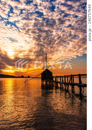 夕焼けに染まる穏やかな東郷湖の夕景 夕焼けに染まる穏やかな東郷湖の夕景 140757649